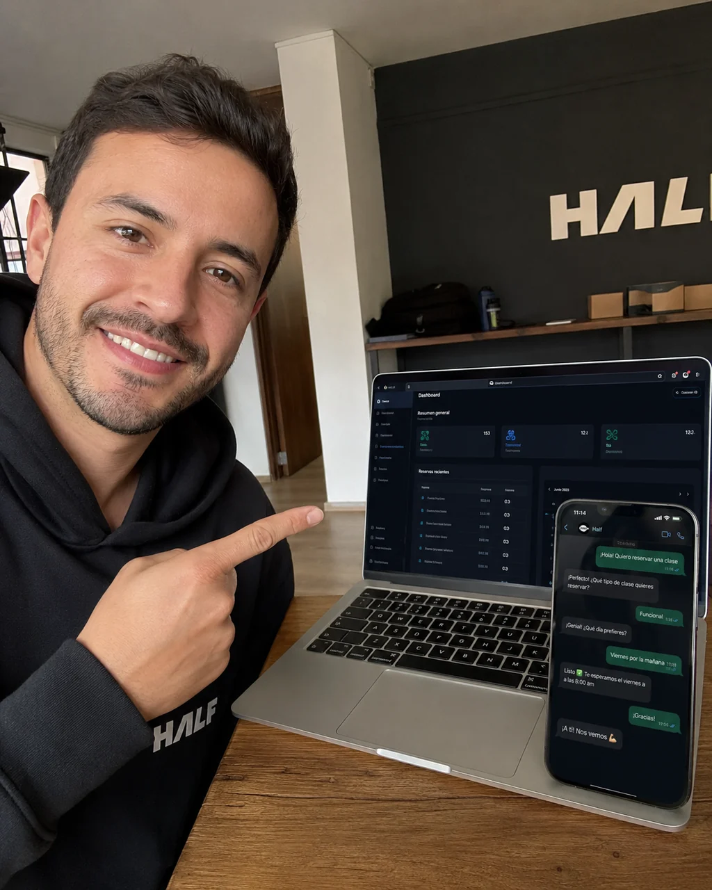 Camilo Vargas mostrando el sistema digital de Sporting Half