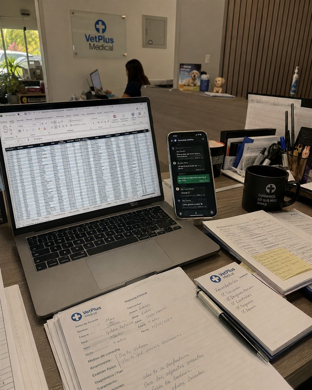 Operación de VetPlus Medical gestionada en cuadernos y planillas